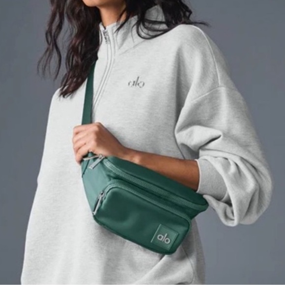 ALO Yoga Handbags - ALO Yoga Explorer Bag Winter Ivy